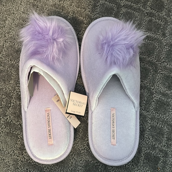 NWT Victoria Secret Pom Slippers - Picture 2 of 3